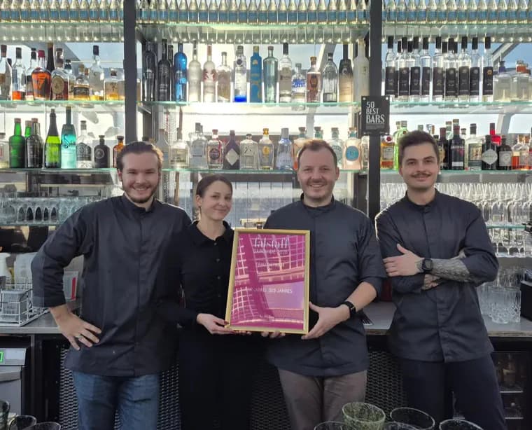 The bar team with the Falstaff award “Bar Juwel of the Year 2026” in front of the spirits shelf